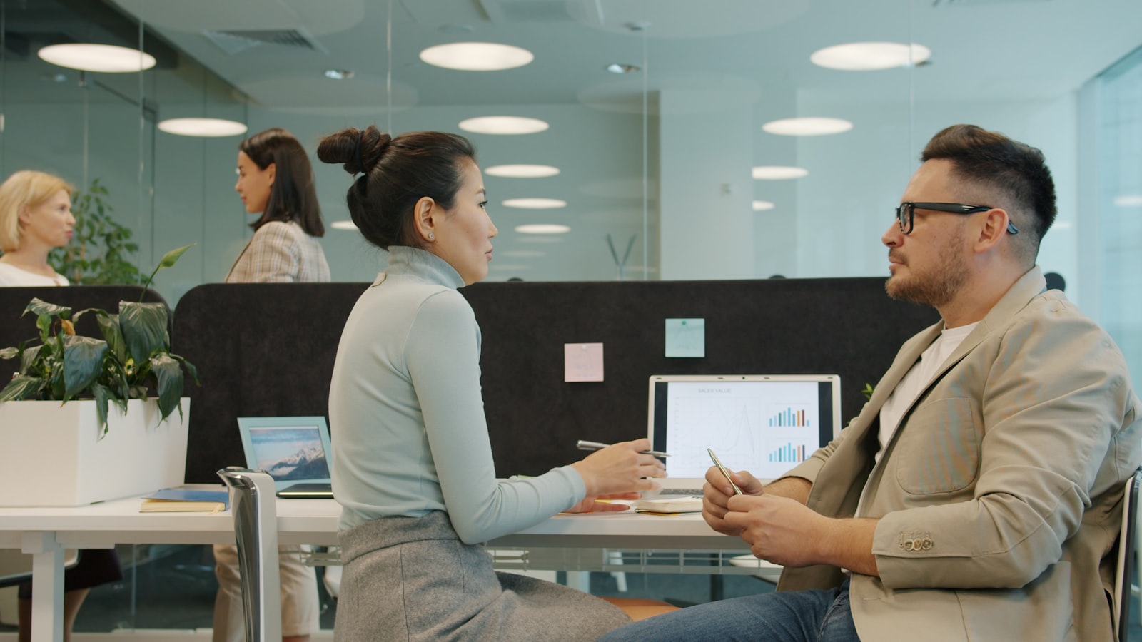 Inbound vs. Outbound Sales: How to Choose the Right Mix
